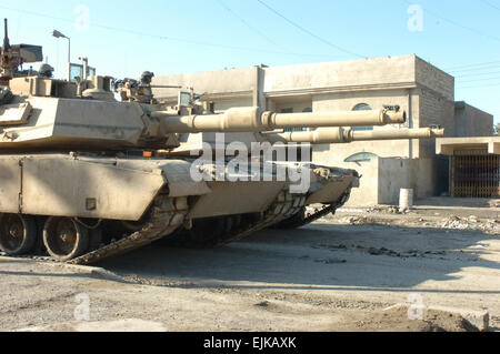 Zwei massive m-1 Abrams-Panzer vom 1. Bataillon, 5. Kavallerie-Regiment, bieten über Uhr für Soldaten von Firma B, 2nd Battalion, 12. Infanterieregiment der 1. Kavallerie-Division 2nd Brigade Combat Team, während einer Patrouille in der Al Doura Distrikt von Bagdad Jan. 25 befestigt.       Fotograf: CPL. Alexis Harrison Stockfoto