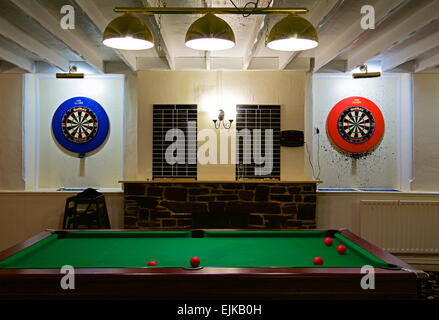 Dartscheiben und Billardtisch im Pub, England, UK Stockfoto