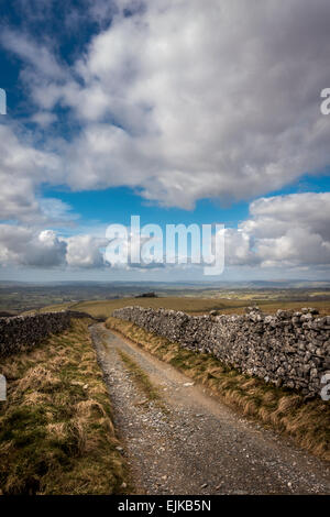 Blauer Himmel über Ingleton entnommen den Pfad Ingleborough, England UK Stockfoto