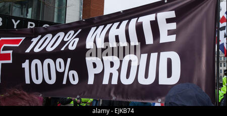 Manchester, Großbritannien, März 2015. Kombinierte neonazi-Kundgebung der Nationalen Front und 100 %-Demo der Weißen Stolz in Piccadilly. Die rechtsextreme „White Pride“-Gruppe verhaftete sie in Manchester, um eine Demonstration zu inszenieren. Rund 50 Mitglieder der Gruppe winkten Fahnen und marschierten durch die Piccadilly Gardens. Mit antifaschistischen Aktivisten, die eine Gegendemonstration der Polizei inszenieren, die die beiden Seiten trennt. Die Polizei von Greater Manchester sagte, dass zwei Verhaftungen vorgenommen wurden, eine wegen eines Bruchs des Friedens. Der zweite wurde auch wegen einer öffentlichen Ordnungswidrigkeit festgehalten. Stockfoto