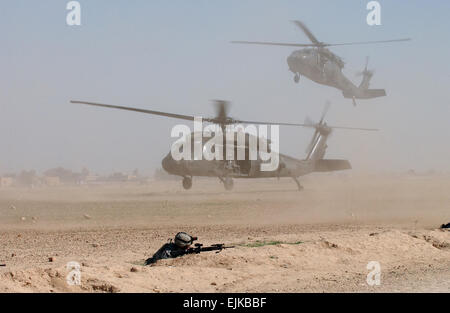 Zwei US-Armee UH-60 Black Hawk Hubschrauber sprengen Staubwolken, wenn sie in einer Landezone in Samarra, Irak, Soldaten der US-Armee am 3. März 2007 abholen kommen.  Die Soldaten sind von Delta Company, 3. Bataillon, 8. Kavallerie-Regiment, 1. Kavallerie-Division.   Techn. Sgt. Molly Dzitko, US Air Force. Stockfoto