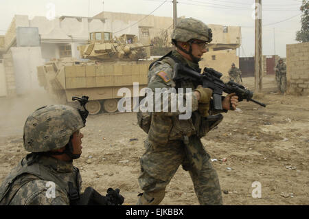 Ein M2A2 Bradley Fighting Vehicle feuert Schuss aus einer 25-mm-Maschinengewehrs US Armee Schutzzertifikate. Daniel Brüder und William McGrath vorbereiten, den Feind zu engagieren, nach dem nächsten unter Beschuss in Buhriz, Irak, 15. Februar 2007. McGrath und Brüder sind beide von Bravo Company, 1. Kavallerie-Division, 12. Infanterie-Regiment.  Staff Sgt Stacy L. Pearsall veröffentlicht Stockfoto