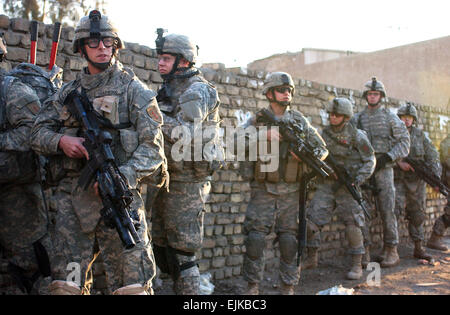 US-Armeesoldaten von Charlie Kompanie, 1. Bataillon, 26. Infanterie-Regiment, 2nd Brigade Combat Team, 1st Infantry Division führen einen Kordon und Betrieb in Al Adhamiya, Irak, 21. Februar 2007 suchen.   Sgt. Jeffrey Alexander Stockfoto