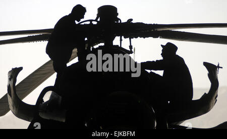 Afghan National Air Corp Betreuer reparieren einen MI-35 Hind-Hubschrauber an den internationalen Flughafen von Kabul Flightline in Kabul, Afghanistan, 9. April 2007.  Techn. Sgt Cecilio M. Ricardo Jr. Stockfoto