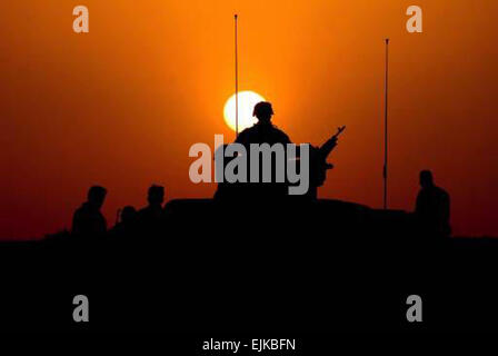 Soldaten der 1. Staffel, 33. Kavallerieregiment, 3rd Brigade Combat Team, 101. US-Luftlandedivision, Ft Campbell KY, beenden einen Tag der Operationen bei Sonnenuntergang, bewaffnet mit M4 Karabiner Wgrenade Trägerraketen während Betrieb Sternenhimmel, einer neuntägigen Mission. Die Mission wurde durchgeführt, um den Bereich der irakischen Streitkräfte Anti befreien.  Staff Sgt Russell Lee Klika Stockfoto