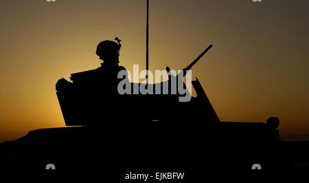 US Army Spc. Kelly Wilson scannt seine Bereich während auf einer Mission mit Soldaten der irakischen Armee vom 1. Bataillon, 2. Brigade, 4. irakische Armee-Division in Al Muradia Dorf, Irak, 13. März 2007. Wilson wird zugewiesen, 4. Platoon, Delta Company, 2. Bataillon, 27. Infanterie-Regiment, 3rd Brigade Combat Team, 25. Infanterie-Division, Schofield Barracks, Hawaii.  Master Sergeant Andy Dunaway Stockfoto