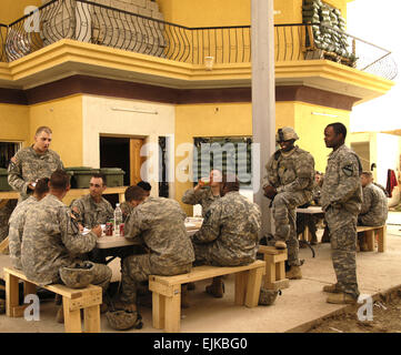 US-Armee Soldaten aus 6. Bataillon, 9. Armored Reconnaissance Squadron, 3rd Brigade Combat Team, 1. Kavallerie-Division Essen ihre eine warme Mahlzeit für den Tag bei einem Kampf Außenposten im Shakarat, im Irak, 25. April 2007.  Staff Sgt Stacy L. Pearsall Stockfoto