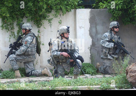 US-Armeesoldaten aufzuhalten während einer Patrouille in Adhamiya, Irak, 10. April 2007. Die Soldaten sind mit Charlie Kompanie, 1. Bataillon, 26. Infanterie-Regiment, 1st Infantry Division.  Sgt. Jeffrey Alexander Stockfoto