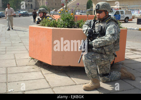 US-Armee Soldaten von Headquarters und Headquarters Company, 1. Bataillon, 504th Parachute Infantry Regiment, 1st Brigade Combat Team, 82nd Airborne Division überwachen Verkehr auf verdächtige Aktivitäten im Bereich Abu Nuwas Fisch Markt im Stadtteil Rusafa Sicherheit in East Bagdad, Irak, 23. April 2007. Die Soldaten bieten Sicherheit um das Marktgebiet zu revitalisieren.  Staff Sgt Bronco Suzuki Stockfoto