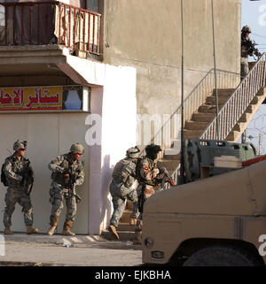 USA und Soldaten der irakischen Armee recherchieren ein am frühen Morgen einen mutmaßlichen improvisierten Sprengkörpern Fabrik in Tikrit, Irak, 28. April 2007.  Die US-Soldaten sind mit Bravo Batterie, 2. Zug, 1. Bataillon, 319th Airborne Field Artillery Regiment.   Techn. Sgt. Molly Dzitko, US Air Force. Stockfoto