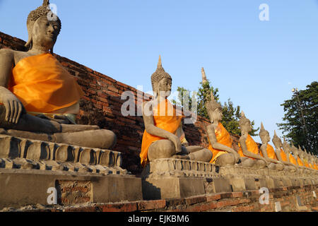 Status der Buddha am Wat Yai Chaimongkol in Ayutthaya, Thailand Stockfoto