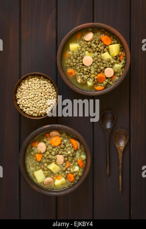 Overhead Schuss von zwei rustikale Schalen mit Linsensuppe mit Kartoffeln, Karotten, Zwiebeln und Wurst Scheiben gemacht Stockfoto