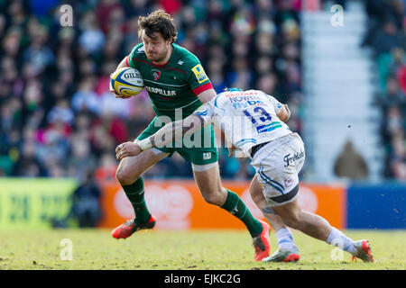 Leicester, UK. 28. März 2015. Aviva Premiership. Leicester Tigers gegen Exeter Chiefs. Matt Smith von Leicester Tigers von Jack Nowell von Exeter Chiefs in Angriff genommen wird. Bildnachweis: Aktion Plus Sport/Alamy Live-Nachrichten Stockfoto