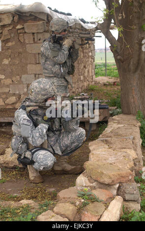 US Armee Sgt. Daniel Salazar und Spc Tommy Banks Scannen für feindliche Scharfschützen auf den antiken Ruinen von Ninive in Mosul, Irak, 4. April 2007. Die Soldaten sind mit 7. Kavallerie-Regiment, 2. Bataillon, 1. Kavallerie-Division, 4th Brigade Combat Team.  Staff Sgt Vanessa Valentine Stockfoto