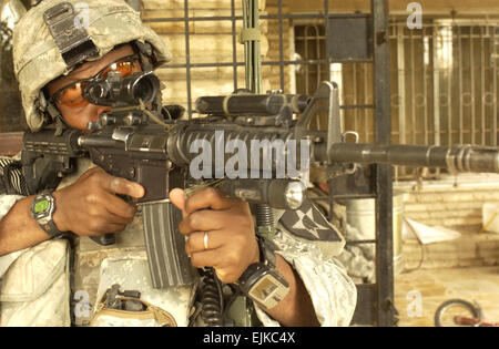 US Army Spc. a.j. Jackson sucht nach Scharfschützen im Bereich während eines Cordon und Suche in Ameriyah, Irak, am 16. Mai 2007.  Jackson ist Alpha Company, 1. Bataillon, 23. Infanterie-Regiment, 3rd Stryker Brigade Combat Team, 2nd Infantry Division zugeordnet.   Sgt. Tierney s. Nowland, US-Armee. Stockfoto