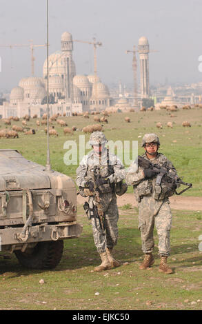 US-Armeesoldaten patrouillieren durch die antiken Ruinen von Ninive in Mosul, Irak, 4. April 2007. Die Soldaten sind mit Delta Company, 2. Bataillon, 7. Kavallerie-Regiment, 4th Brigade Combat Team, 1. Kavallerie-Division Fort Bliss, Texas.  Staff Sgt Vanessa Valentine Stockfoto