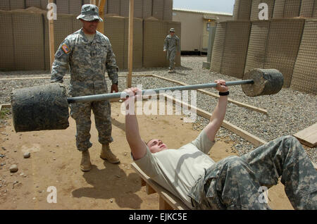 Staff Sgt Billy Granado, Kommunikation Unteroffizier, mit Hauptsitz und zentrale Batterie, 1. Bataillon, 319th Airborne Field Artillery Regiment, 82. US-Luftlandedivision, Flecken sein Soldat während He Bänke Tomate eine Gewicht aus Dosen, Zement und ein Metall-27. April 2007, am Contingency Operations Basis Speicher, Irak Bar.  Sgt. Joshua R. Ford Stockfoto