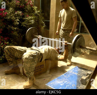 US Armee Sgt. Javier Espitia hebt Gewichte während seiner ersten vollen Tag auf Befehl Out Post Cahill, Salman Pak, Irak, 24. April 2007. Espitia erhält 2. Platoon, Alpha Company, 1. Bataillon, 15. Infanterie, 3. Brigade, 3. Infanterie-Division, Fort Benning, Georgia.  Master Sergeant Andy Dunaway Stockfoto