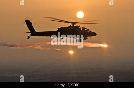 Apache 29 APR 2 ein AH - 64D Apache Hubschrauber Feuer Fackeln, da es eine Luft-Mission 29 April durchführt. Der Apache ist vom 1. "Angriff" Bataillon, 227. Aviation Regiment, 1st Air-Kavallerie-Brigade, 1. Kavallerie-Division, am Camp Taji, Irak.  Chief Warrant Officer 4 Daniel McClinton, 1. Kavallerie-Brigade der Luft Stockfoto