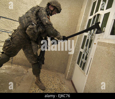 US Armee Sgt. David Bauer versucht während einer Haussammlungen Suche für illegale Waffen, Sprengstoff und hochwertige Ziele im Bereich Sadiyah von Bagdad, Irak, 6. Mai 2007 gegen eine Tür. Bauer ist von Charlie Kompanie, 1. Bataillon, 18. Infanterie-Regiment, 2nd Brigade Combat Team, 1st Infantry Division aus Schweinfurt, Deutschland. US Armee-Foto von Spc. Olanrewaju Akinwunmi Stockfoto