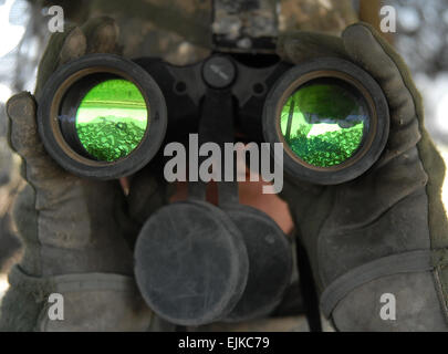 US Army Spc. John Galebach scannt den Horizont in Baqubah, Irak, 19. Juni 2007, während hinten Luft Wachposten auf einem Stryker, Charlie Kompanie, 2. Bataillon, 1. Infanterie-Regiment, 3rd Brigade Combat Team, 2nd Infantry Division zugewiesen.   Masse der Kommunikationsspezialist 2. Klasse Sommer M. Anderson veröffentlicht Stockfoto