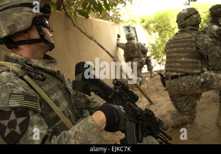 US-Armee Soldaten mit 38. Infanterie-Regiment, 1. Bataillon, 4. Stryker Brigade Combat Team, 2. US-Infanteriedivision ziehen Sicherheit außerhalb eines Hauses während ein Kordon und Suche in der Rashid Bezirk von Bagdad, Irak, 20. Juni 2007.  Sgt. Tierney Nowland Stockfoto