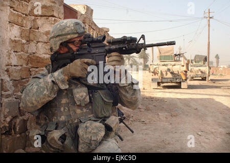 US-Armee Pfc. Andrew Reinke scannt seinen Sektor für Scharfschützen während des Betriebs mit Soldaten der irakischen Armee im Bereich Khamaliyah von Bagdad, Irak, 27. Juni 2007.  Staff Sgt Bronco Suzuki Stockfoto