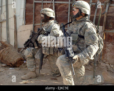 US-Armee Pfc. Andrew Reinke, rechts, und Captain Jermaine Hampton sorgen für Sicherheit bei Operationen mit Soldaten der irakischen Armee im Bereich Khamaliyah von Bagdad, Irak, 27. Juni 2007.  Staff Sgt Bronco Suzuki Stockfoto