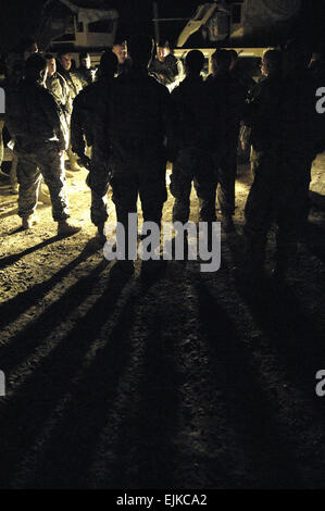 US-Armeesoldaten mit 2nd Platoon, Baker Company, 2. Bataillon, 12. Infanterie-Regiment, 2nd Brigade Combat Team, 2. US-Infanteriedivision aus Fort Carson, Colorado, führen ein Pre-mission kurz vor abgesessene Präsenz Patrouillen in der Umgebung von Dora in Bagdad, Irak, 24. Juli 2007.  Master Sergeant Jonathan Doti Stockfoto