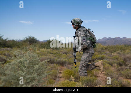 PFC. Heriberto Lozano, ein Scout Truppe A, 1. Staffel, 1. Kavallerie-Regiment, 2nd Brigade Combat Team, 1. US-Panzerdivision, läuft zurück in sein Basislager nach Durchführung von Schulungen auf abgesessene Patrouille und Aufklärungsoperationen während der Netzwerk Integration Bewertung 13.1 Doña Ana Reihe Complex, N.M., 16. Oktober 2012. Stockfoto