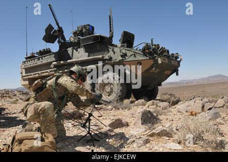 Airman 1st Class Paul Nguyen, Spezialist für taktische Luft-Kontrolle-Party mit 5. Air Support Operations Squadron, richtet eine SATCOM-Antenne auf einem Aussichtspunkt, Juni 11. Soldaten des 4. Stryker Brigade Combat Team, 2. US-Infanteriedivision, arbeitete neben Flieger vom 5. Air Support Operations Squadron während einer gemeinsamen Air Attack Team Mission zu einen simulierten Aufständischen Trainingslager nordwestlich der Forward Operating Base Seattle im National Training Center hier zerstören.  Sgt. Kimberly Hackbarth, 4. SBCT 2. inf div. Public Affairs Office Stockfoto