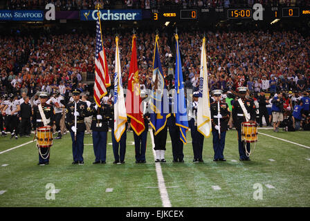 Lokale Service-Mitglieder der gemeinsamen Streitkräfte Color Guard die Farben vor dem Super Bowl XLVII auf der Mercedes-Benz Superdome in New Orleans, Louisiana, 3. Februar 2013 vorgestellt. Von links nach rechts: Marine Corp Staff Sgt Stephen Howell, Army Staff Sgt Lester Scott, Armee Sgt. 1. Klasse Ervin Davis, Army Staff Sgt. Joshua Reyes, Marine Staff Sgt Warren Bernard, Navy Petty Officer 2. Klasse Holly Diaz, Coast Guard Petty Officer 2. Klasse Daphne Gilles, Air Force Master Sgt. Antonio Frese, Marine Staff Sgt Adrian Munoz und Marine Lance Cpl. Randy West. Foto von Jennifer Villaume, US-Armee Baton R Stockfoto