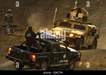 US-Soldaten und ein afghanischer Polizist runden eine gemeinsame Patrouille in Shabila Kalan Zabul Provinz, Afghanistan, 30. November 2009. Die Soldaten werden zugewiesen, der 2nd Infantry Division 4. Bataillon, 23. Infanterie-Regiment, 5. Brigade Combat Team.  Techn. Sgt Efren Lopez Stockfoto