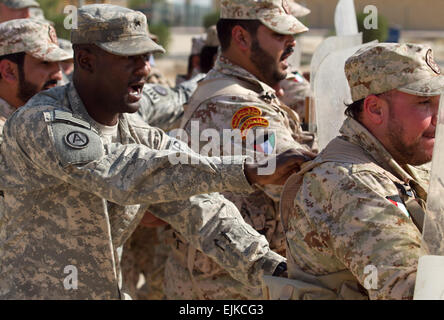 US Army Reserve CPL. Tyrus Cato, ein Militär Polizist mit Ablösung 1, 450. Military Police Company und Tampa, Florida stammende eingesetzt Camp Arifjan, Kuwait, beteiligt sich an Riot Training mit den kuwaitischen Soldaten von der 94. Al-Jarmuk mechanisierte Brigade am 29. Oktober 2013.  Sgt. Jennifer Spradlin, US-Armee zentrale Öffentlichkeitsarbeit Stockfoto