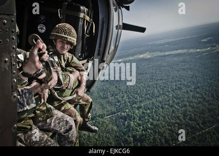 Britische Farbe Sergeant Christopher Wright weit rechts bereitet sich auf St. Mere Eglise Drop-Zone von einem UH-60 Black Hawk in Fort Bragg auf 12. Juli 2011 zu springen. Wright ist einer der 40 Fallschirmjäger aus dem Vereinigten Königreich, die Ausbildung ist mit der US-Armee zivile Angelegenheiten und psychologische Operations Command Airborne vor der Bereitstellung in der Provinz Helmand, Afghanistan.  Staff Sgt Felix R. Fimbres Stockfoto