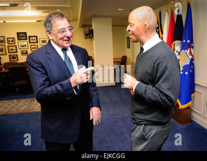 US-Verteidigungsminister Leon Panetta macht ein paar Schritte mit dem Gefühl von Dancing With The Stars und Schauspieler j.r. Martinez im Pentagon Donnerstag, 1. Dezember 2011. Panetta, ein Fan von Dancing With the Stars eingeladen Martinez ins Pentagon zu treffen und ihm gratulieren. Im Jahr 2003 wurde Martinez über 40 Prozent seines Körpers während seiner Zeit als Soldat der US Army im Irak verbrannt. Martinez-DOD-Foto von GLENN FAWCETT Stockfoto