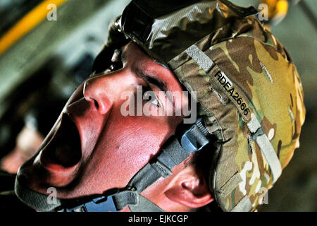 US Army Staff Sgt Matthew Alarcon, ein Heli mit dem 1. Bataillon, 504th Parachute Infantry Regiment, gibt Sprung Anweisungen während eines gemeinsamen operativen Zugang Trainings JOAX am Papst Field, N.C., 10. Februar 2012. Ein JOAX ist eine gemeinsame Airdrop-Übung zur Verstärkung der Dienst Zusammenhalt zwischen US-Armee und Luftwaffe Personal, so dass beide Dienste Gelegenheit richtig schweren Großgeräten und Bewegung der Truppen.  Staff Sgt Tony R. Ritter/nicht freigegeben Stockfoto