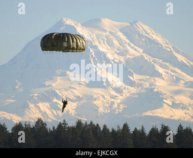 Kanadische spezielle Operationen Soldat steigt vor Mt. Rainier auf Fort Lewis, Washington, nach dem Sprung mit US 1st Special Forces Group Soldaten 2 Dez. in Menton-Woche. Die einwöchigen Feier führt hinauf zum 65. jährlichen Menton Day, der die Inaktivierung der kombinierten US und kanadische erste Special Service Force am 5. Dezember 1944 erinnert.         Eine besondere Feier: USA, kanadische Spezialeinheiten Gedenken gemeinsame Anstrengungen während WWII /-news/2009/12/11/31697-a-special-celebration-us-canadian-special-forces-commemorate-combined-efforts-during-wwii/index.html Stockfoto