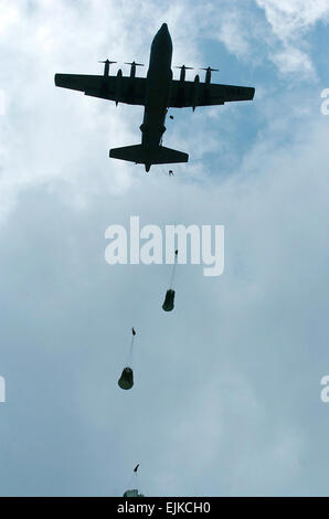 Fallschirmjäger mit dem XVIII Airborne Corps Ausfahrt einer c-130 Hercules-Flugzeuge 28.Mai Sizilien Drop-Zone am Fort Bragg, N.C.  Mehr als 200 Soldaten nahmen an den zweitägigen Luft Betrieb.  Für viele war es der erste Sprung seit der Rückkehr von einer 14-monatigen Bereitstellung in den Irak. Stockfoto