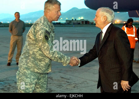 US-Armee General David McKiernan, Commander, US Forces Afghanistan und der NATO International Security Assistance Force, US-Verteidigungsminister Robert M. Gates nach Kabul, Afghanistan, 6. Mai 2009 begrüßt.  US Air Force Master Sergeant Jerry Morrison Stockfoto