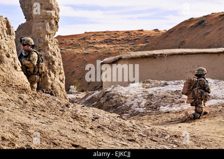 Weibliche Mitglieder der 519th Military Intelligence Battalion sichern eine afghanische Verbindung während Soldaten mit weiblichen Engagement Team 6 des 2. Bataillons, 23. Infanterie-Regiment Treffen mit Afghanen 3 März während der Operation Southern Faust III in den Bezirk von Spin Boldak, Provinz Kandahar, Afghanistan.  Das Gerät unterstützt afghanische Grenzpolizei suchen Waffenlager.  Staff Sgt Shane Hamann, 102. Mobile Public-Affairs-Abteilung. Stockfoto