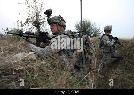 US-Armee Soldaten aus Delta Company, 3. Bataillon, 187. Infanterie-Regiment, 3. Brigade, 101st Airborne Division Air Assault, bieten Sicherheit, wie die Sub Gouverneur Vasantha Bezirk führt ein Schlüssel Führer Engagement in dieses Viertel, Khowst Provinz, Afghanistan, Okt. 19. Stockfoto