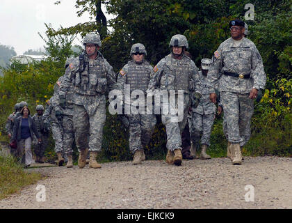 Generalmajor Michael Bednarek Zentrum, erste Armee Division East Kommandant, Spaziergänge in den Trainingsbereich am Camp Atterbury, ind., mit Generalmajor Renaldo Rivera, Virgin Islands National Guard Generaladjutant und Oberst Steven Merkel, 205. Infanterie-Brigade Kommandeur basierend auf Camp Atterbury, während einer Übung Kosovo Kräfte. Bednarek besucht Camp Atterbury Überprüfen des Trainingsprozesses Soldaten nach Kosovo im Rahmen der KFOR 12 vor ihrem Einsatz erhalten. Bednarek verbrachte auch einige Zeit mit den Truppen während der Mittagszeit. KFOR-12 ist eine Brigade Größe Kampfmannschaft machte der Orchesterprobe Stockfoto