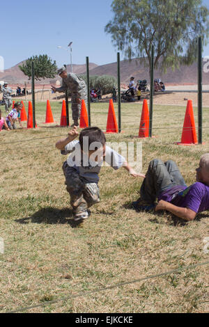 Kinder der 11th Armored Cavalry Regiment hatte die Gelegenheit, sich mit den besten Traditionen der Kavallerie während einer 5. Juni, Kinder Spur fahren an Fort Irwin, Kalifornien herauszufordern Die Spur-Fahrt ist eine großartige Möglichkeit für Familienmitglieder, mit den Dingen zu verbinden, was ihre Eltern für eine lebendige und dabei eine Menge Spaß zur gleichen Zeit tun.  Sgt. Anthony J. Lecours, 11th Armored Cavalry Regiment, Öffentlichkeitsarbeit Stockfoto