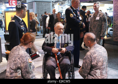 Korea-Krieg, Ehrenmedaille Empfänger Ronald Rosser besucht die US-Armee-Ausstellung im Verband der United States Army 2010 Annual Meeting &amp; Exposition. Generalmajor Stephen Lanza, Chef der US-Armee öffentlichen Angelegenheiten, gab einen Überblick über die US-Armee-Ausstellung. Weitere Informationen finden Sie auf /medalofhonor/citations24.html#R /medalofhonor/citations24.html#R Stockfoto