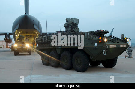 Zwei US-Army M1126 Stryker Infanterie Trägerfahrzeuge verlassen einer c-17 Globemaster Flugzeug in Daegu Air Base, Südkorea, 18. März 2007, sobald sie einen Luftbrücke Transport von Hickam Air Force Base, Hawaii, zur Unterstützung der Übungen Rezeption, Inszenierung, vorwärts-Bewegung und Integration/Fohlen Adler 2007 abgeschlossen. Die Übung ist Entschlossenheit demonstrieren, die Republik Korea Republik Korea gegen Aggression nach außen verbessern ROK/U.S. Kampfbereitschaft und Gelenk/kombinierter Interoperabilität zu unterstützen. Die Übung konzentriert sich auf strategische, operative und taktische Aspekte der allgemeinen militärischen Operationen in der Stockfoto