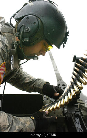 US Armee Sgt. Pedro Marcis, Alpha Company, 1. Bataillon, 27. Infanterie-Regiment, lädt.50 Kaliber Runden für ein M2 Maschinengewehr auf seinem M1126 Stryker Infanterie Trägerfahrzeug bei Rodriguez Range, Südkorea, vor einer live-Feuer-Training während des Empfangs, Inszenierung, vorwärts-Bewegung montiert, und Integration / Fohlen Adler 2007 Bewegung 22. März 2007.   Der Zweck der Übung ist es, unter Beweis stellen zu lösen, die Republik Korea Republik Korea gegen Aggression nach außen verbessern ROK/U.S. Kampfbereitschaft und Gelenk zu unterstützen / Interoperabilität kombiniert.  Mass Communication Specialist 1st Stockfoto