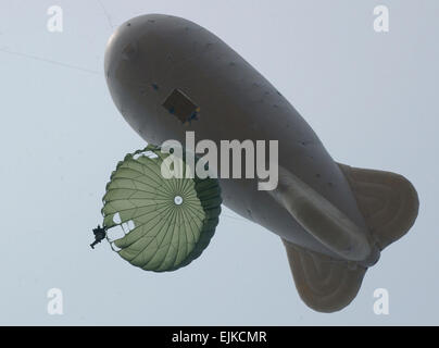 US Army Spc. Robert Vasquez Fallschirme aus einem Heißluftballon über den Maesong-Ri-Bereich in Südkorea, 26. März 2007. USA und Südkorea Special Forces Team-Mitglieder sind die Sprünge im Rahmen der Übung Rezeption, Inszenierung, vorwärts-Bewegung, Durchführung und Integration / Fohlen Adler 2007. Die jährlichen gemeinsamen Gefechtsstand und Feld training Übung demonstriert U.S. lösen, Südkorea gegen Aggression nach außen verbessern, Kampfbereitschaft und Gelenk/kombinierter Interoperabilität zu unterstützen.  Staff Sgt. Nic Raven, US Air Force. Stockfoto