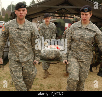 US-Armee Sanitäter an Alpha Company, 168. Sanitätsbataillons befestigt tragen einen simulierten verwundeten Soldaten während einer mass Casualty Drill als Teil der Übung Rezeption, Inszenierung, vorwärts Bewegung und Integration/Fohlen Adler 2007 März 28, 2007, in Camp Red Cloud, Südkorea.  Die Ausübung ist eine jährliche kombiniertes Trainingsübung Entschlossenheit zur Unterstützung der Republik Korea ROK gegen Aggression nach außen verbessern ROK zeigen / U.S. kombiniert Interoperabilität.   Staff Sgt Francisco V. Govea II Stockfoto