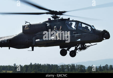 Captain Sean Spence, der TF Eage, B Co. Kommandant reitet Schrotflinte auf ein AH-64 Apache während einer Apache Extraktion Übung 25 Aug. am Camp Bondsteel, Kosovo. Stockfoto